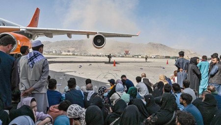 بريطانيا تخطط لاستقبال آلاف اللاجئين الأفغان.. وتدرس خطة مماثلة لاستقبال اللاجئين السوريين