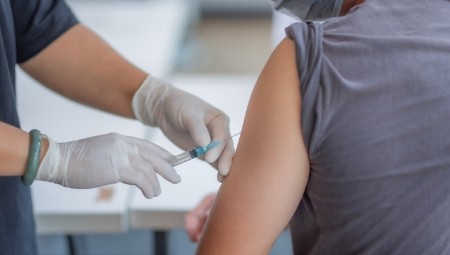 وزير الصحة البريطاني: تقديم الجرعة الثالثة المعززة من اللقاح سيكون في سبتمبر
