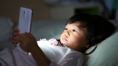 لهذه الأسباب يجب حماية الأطفال دون سن الرابعة من شاشات الموبايل