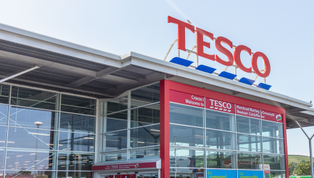 سلسلة متاجر Tesco تحذر من موجة الشراء بدافع الذعر خلال موسم الأعياد