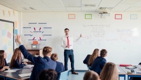 بريطانيا.. مدرسة ثانوية تمنع الطلاب من استخدام المصطلحات العامية