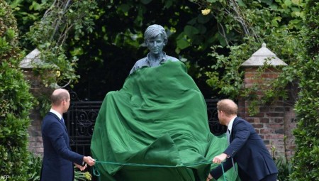 تمثال الأميرة ديانا يلم شمل الأميرين وليام وهاري