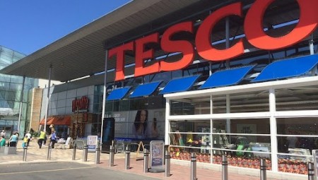 موظف في Tesco يفوز بتعويض يبلغ 50 ألف بعض تعرضه للتمييز على أساس الجنس