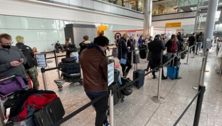 طوابير ضخمة في مطار هيثرو مع عودة قواعد السفر الصارمة لـكورونا