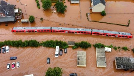 الأعاصير والفيضانات تشل الحياة في مناطق بألمانيا وفرنسا وهولندا وبلجيكا