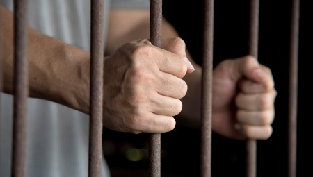 السجن لبريطاني رفض وضع الكمامة في سنغافورة
