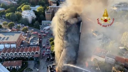 بالفيديو .. حريق يجتاح مبنى ضخما في ميلانو