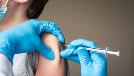 مسؤولة صحية تحذر من استخدام NHS كمقدم رئيس للقاحات كل بضعة أشهر
