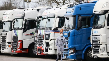 بريطانيا تخفف القواعد لسائقي الشاحنات الأجانب لمواجهة أزمة الإمداد
