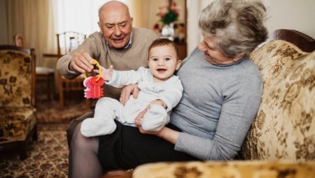 شركة بريطانية تقدم إجازة مدفوعة الأجر للأجداد الجدد للاحتفال بميلاد أحفادهم