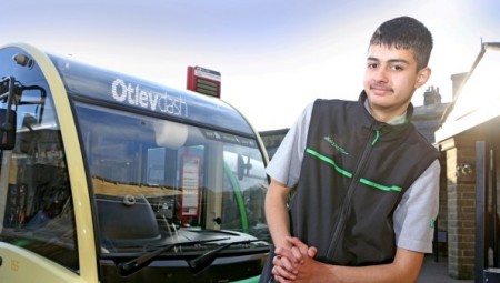 أصغر سائق حافلة في بريطانيا 18 عامًا: هذه الوظيفة التي طالما أردت القيام بها