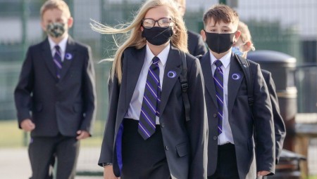 مدارس بريطانيا تكافح للبقاء مفتوحة بالتزامن مع حالات  كورونا المرتفعة