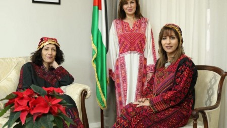 السفارة الفلسطينية تحتفي بإعلان اليونسكو والموظفات يرتدين الزي التقليدي