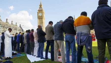 دراسة: معظم وسائل إعلام بريطانيا تربط بين المسلمين والسلوكيات السلبية والإرهاب