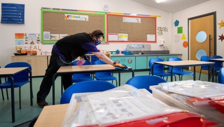 بريطانيا.. عودة متأخرة للمدراس في يناير لتغيب عدد كبير من المعلمين بسبب كورونا