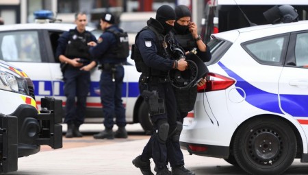 فرنسا .. إصابة شرطي بجروح بسلاح أبيض وفرضية الإرهاب مطروحة
