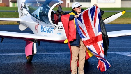 مراهقة بريطانية بلجيكية تحقق لقب  أصغر امرأة تطير بمفردها حول العالم