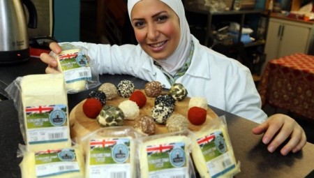 لاجئة سورية تصنع اسماً من رحم المعاناة.. لتصبح  صاحبة أفضل شركة أجبان في بريطانيا