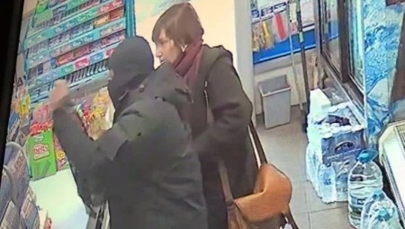 فيديو: متسوقة شجاعة تحبط محاولة سطو داخل متجر في لندن