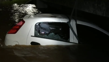 شاهد: رجل يتسلق جسرًا ويكسر نافذة سيارة لإنقاذ أم وابنتها من الفيضانات في برمنغهام