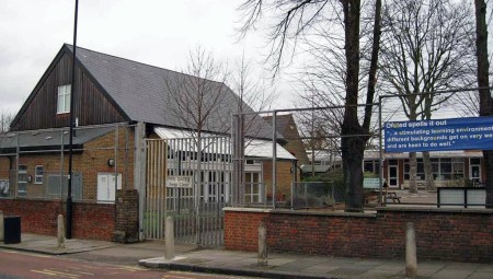 مدرسة ابتدائية توفر منزلًا آمنًا لعائلة لاجئة من سوريا في المملكة المتحدة