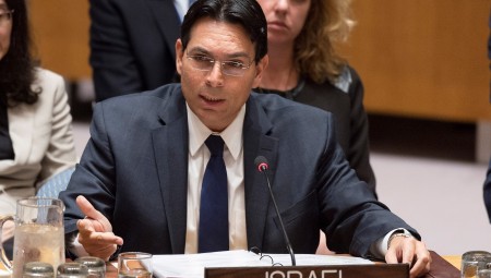 السفير الإسرائيلي سابقًا في الأمم المتحدة يفقد أعصابه ويتهم مذيعة سكاي نيوز بـ معاداة السامية