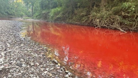 نهر في بريطانيا يتحول للون الأحمر يثير ذعر المواطنين ويصفه المحققون بـ الحدث الغريب 