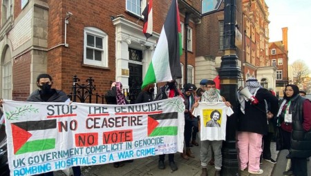 مظاهرة أمام السفارة المصرية بلندن تطالب بفتح معبر رفح وإدخال المساعدات لغزة