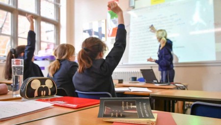 بريطانيا: أزمة تغيب عن المدارس.. وآباء استغلوا كورونا والتعليم عن بعد للسفر مع أطفالهم