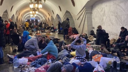 صور.. الأوكرانيون يختبئون في مترو الأنفاق بحثاً عن الأمان في الليلة الأولى من الحرب