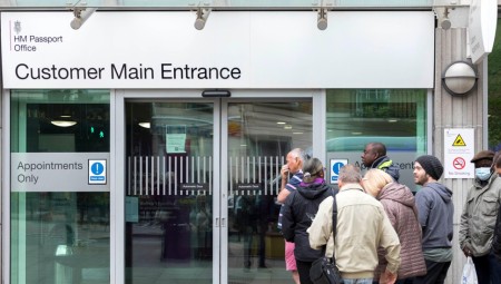 الإندبندنت: البريطانيون يتجهون للمطالبة باستخراج جواز سفر ثان بسبب طول فترات الانتظار