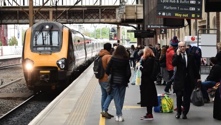 إضرابات القطارات في عطلة نهاية الأسبوع تعطل السفر عبر بريطانيا !!