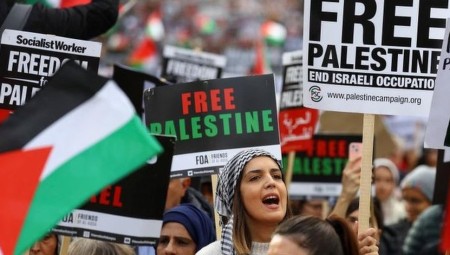 متظاهر بريطاني يشعر بالعار بعد موقف بلاده الداعم لإسرائيل