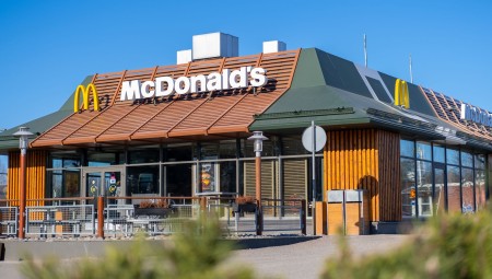 شركة ماكدونالدز تعاني عالميًا بسبب حملات المقاطعة بعد دعمها للإبادة الجماعية في غزة 