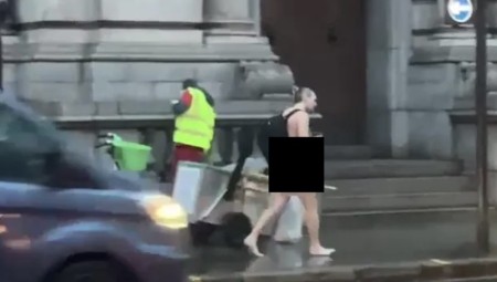 مشهد صادم: رجل عار تماما يتجول في قلب لندن ويمر أمام المحكمة المركزية