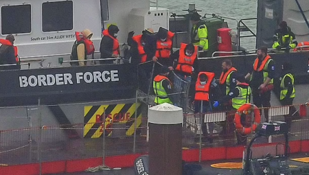 عمليات بحث وإنقاذ في القناة الإنجليزية بعد وفاة ثلاثة مهاجرين ورصد رابع يطفو في البحر