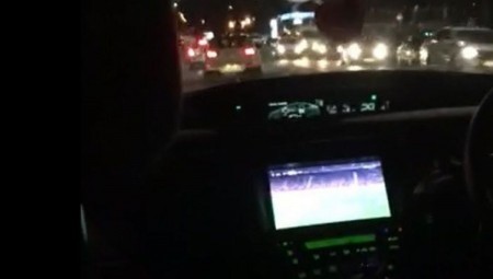 بريطانيا.. سائق سيارة أجرة يشاهد مباراة كرة قدم أثناء القيادة ويعرض حياة راكب للخطر