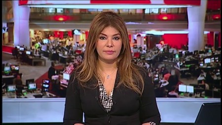 فيديو: نوبة ضحك مفاجئة تصيب مذيعة بي بي سي عربي