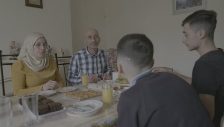 لاجئ سوري في بريطانيا: بقينا نبني منزلنا 15 عاماً ليقصف بعد شهريين من الانتقال إليه