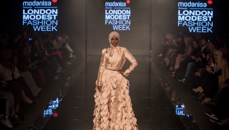 مودانيسا تعرض آخر تصاميمها في مهرجان لندن الإسلامي للتسوق