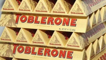 الشركة المصنعة لشوكولاتة توبليرون تزيل صورة قمة الجبل الشهيرة من شعارها