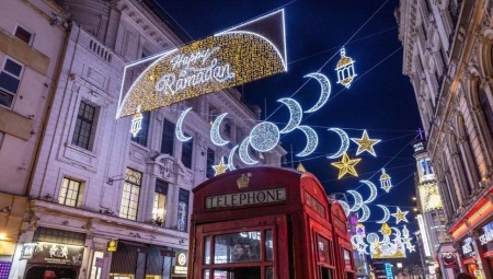 للمرة الأولى في لندن: زينة رمضان تضيء ميدان بيكاديلي