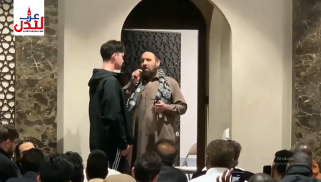 (فيديو) عرب لندن يوثق لحظة إشهار شاب إنجليزي إسلامه بمسجد لندني