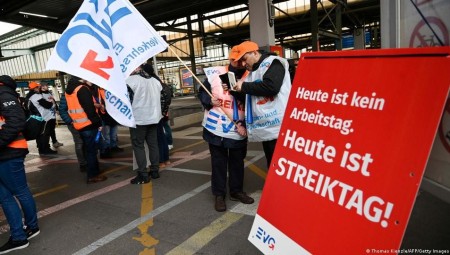 شلل يضرب حركة المواصلات في ألمانيا بسبب إضراب هو الأضخم منذ عقود