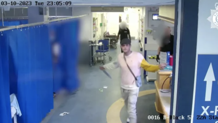 السجن خمس سنوات لرجل هدد بالسكين موظفي الطوارئ في مستشفى ببريطانيا