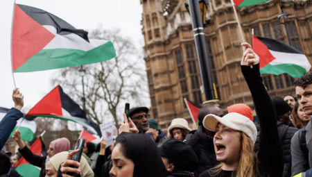 حكومة بريطانيا تدرس قراراً يمنع النواب من التفاعل مع المتظاهرين المؤيدين لفلسطين
