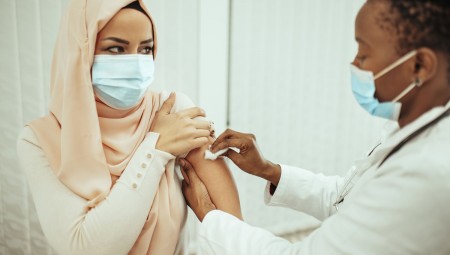 بريطانيا.. أطباء مسلمون يحثون على تلقي جرعة كورونا المعززة خلال شهر رمضان