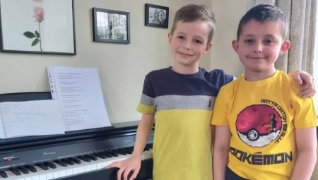 طفلان بريطانيان يعيدان تسجيل أغنية شهيرة لجمع تبرعات لضحايا الحرب الروسية على أوكرانيا
