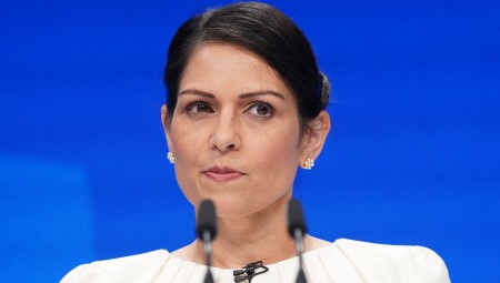 السكرتير الدائم في وزارة الداخلية حذر بريتي باتيل من صفقة رواندا قبل يوم واحد من إتمامها