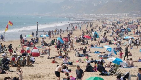 بالصور.. البريطانيون يستمتعون بأشعة الشمس في أشد أيام السنة حرارة